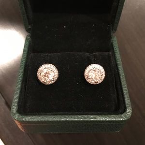 Stunning Diamond Stud Earrings!! Like new!!