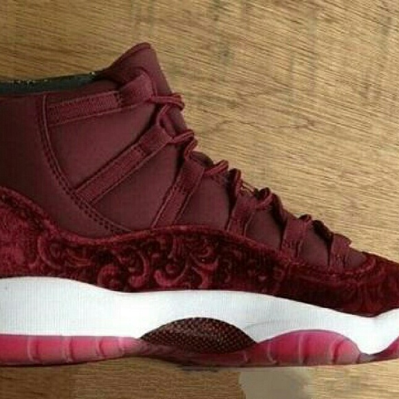 Jordan XI Retro 11 "HEIRESS" RED VELVET - Picture 2 of 3