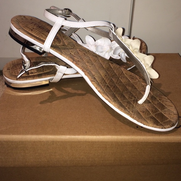 SIZE 9: Me Too Floral Sandals