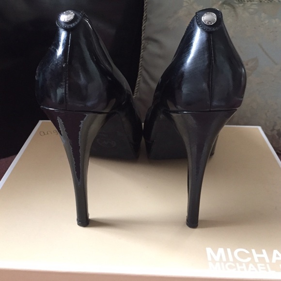 Michael Kors Peep Toe Pump in Black Patent Leather - Picture 2 of 3