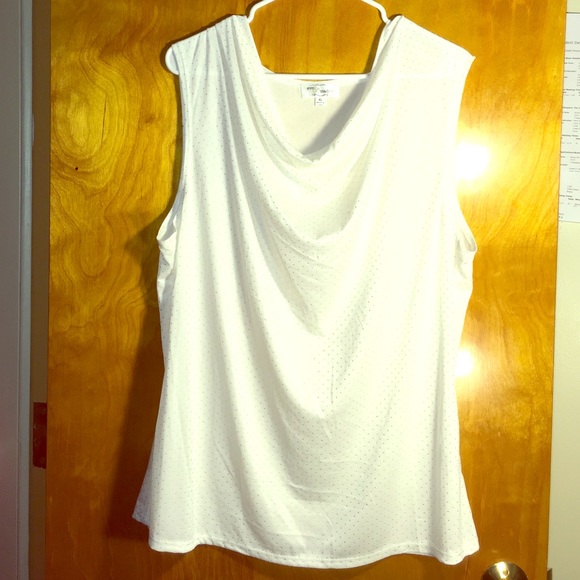 BRAND NEW WHITE AND SILVER DRESSY TOP👌