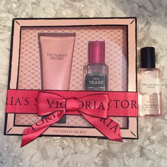 VS Tease Noir Gift Set & Sexy Little Things Spray