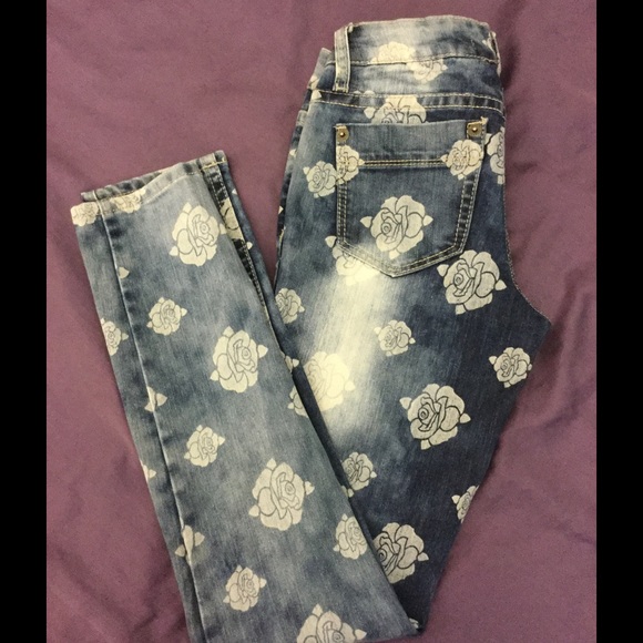 Get FREE $5item w/ sale  Rose Pattern Skinny Jeans