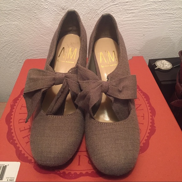 Brown tweed pumps