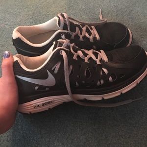 Size 7 Black Nike tennis shoes