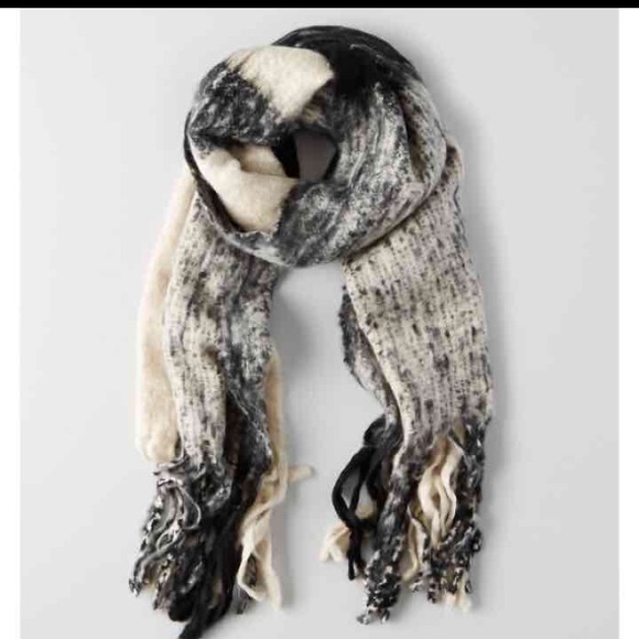 American Eagle Outfitters Accessories - American Eagle Outfitters Tassel Scarf