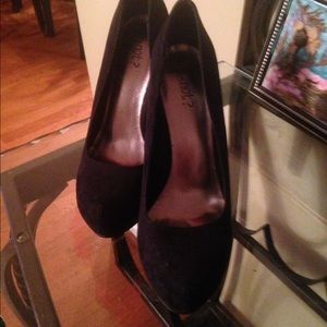 Y-Not? Black suede pumps