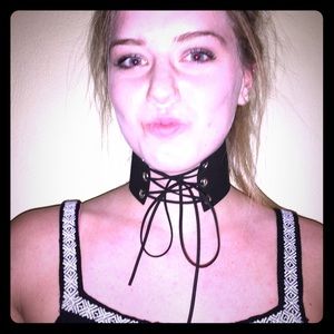 Lace up choker