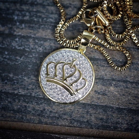 Mini gold women's queen crown pendant necklace - Picture 2 of 3