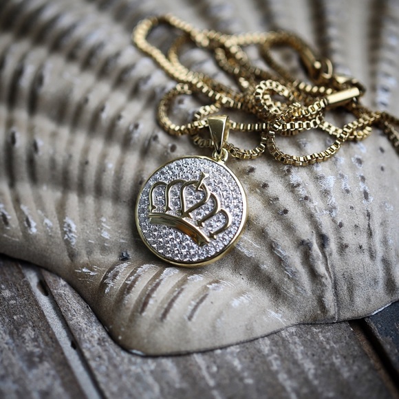 Mini gold women's queen crown pendant necklace - Picture 3 of 3