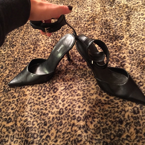 Black pumps