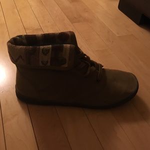 Brown, suede boots with bohemian lining!