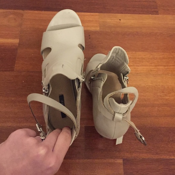 Heels - Picture 4 of 4