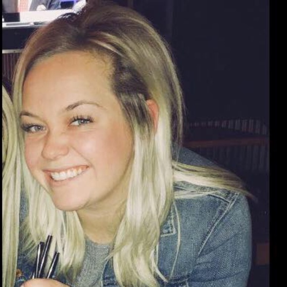 Meet your Posher, Nola