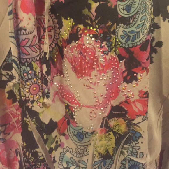 Beautiful blouse - Picture 2 of 4