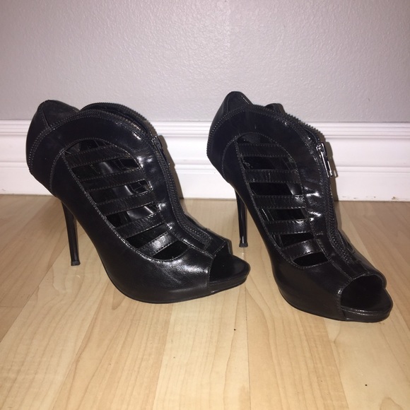 Black cut out heels - Picture 1 of 4