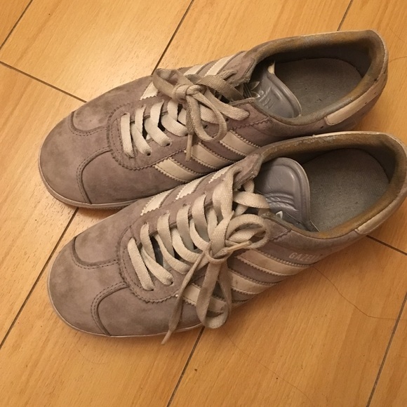 GREY ADIDAS GAZELLE