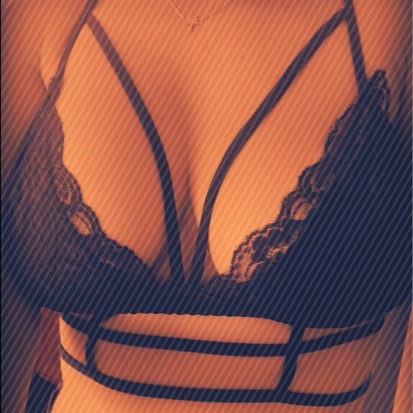 Black Strappy Caged Lace Bralette - Picture 2 of 4