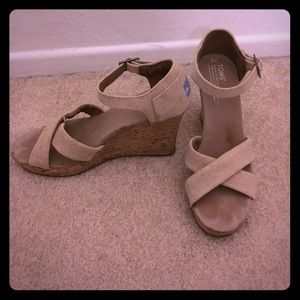 TOMS Women's Strappy Wedge Canvas Sandal  - Size 8