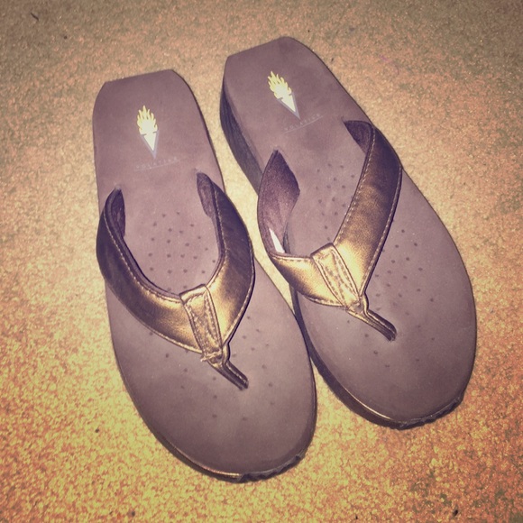 Volitile wedge flops