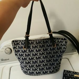 Authentic Michael Kors shoulder Bag!