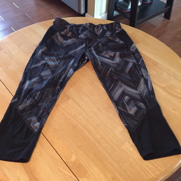 Pattern black gym leggings with mesh cutout