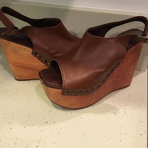 Wooden detailed wedge