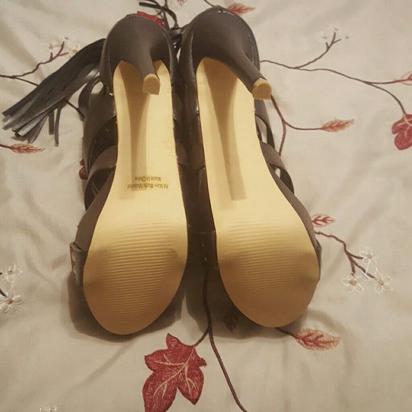 Heels - Picture 4 of 4
