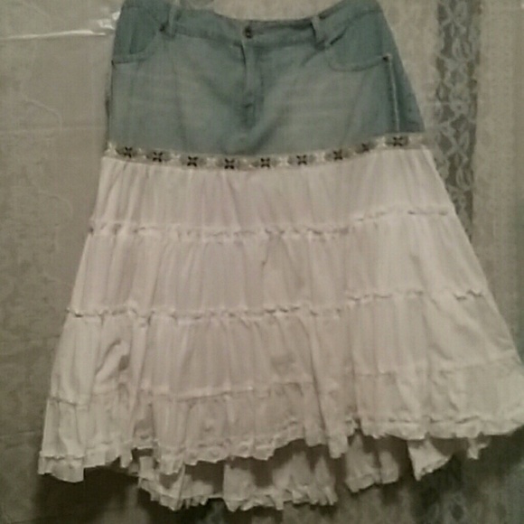 Cute Cowgirl style Jean skirt. With a hi-low back