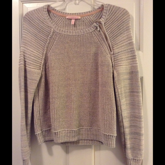 VS sweater