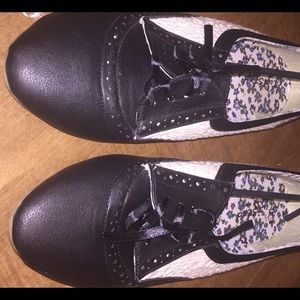 New never worn, lace oxford flats sz 10