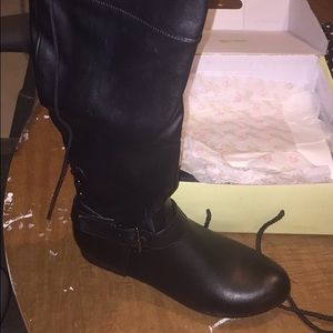 Black flat zip up boots with a lace up back. Sz 10