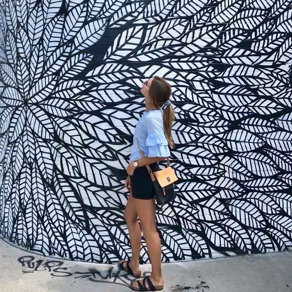 Meet your Posher, Kaycee! 💜 - Picture 2 of 7