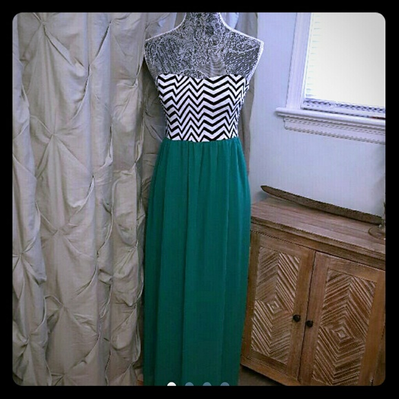 NWOT Chevron Green Strapless Maxi Dress