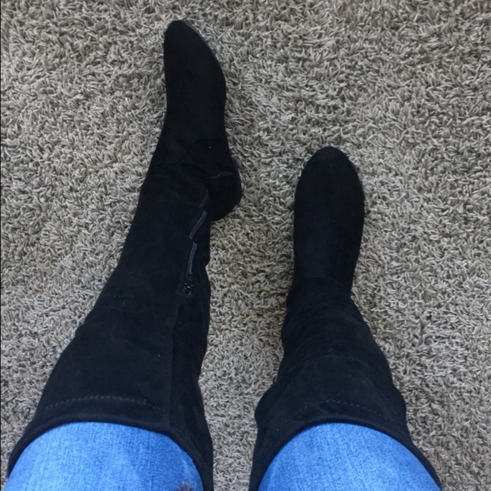 Black over the knee flat boots - Picture 3 of 4