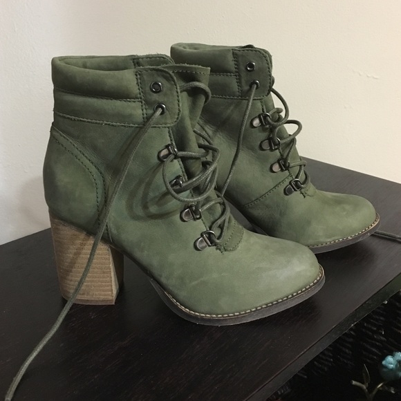Leather Steve Madden boots with heel