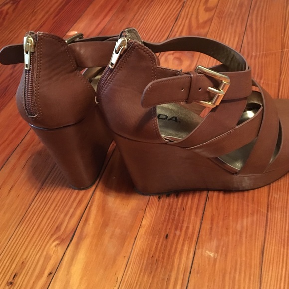 Strappy wedges - Picture 3 of 3