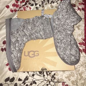 Brand new Size 8 women heathered grey Isla Uggs