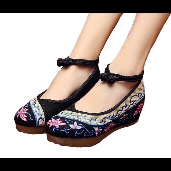 Old Beijing embroidery summer sandals