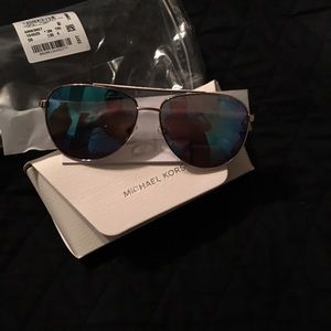 Do not buy for Avagravemaria Mkors  and uggs