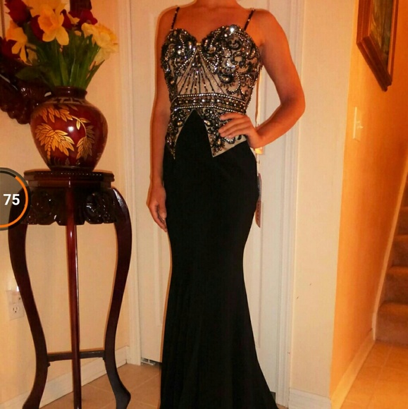 Black paparazzi gown...new with tags...size 2
