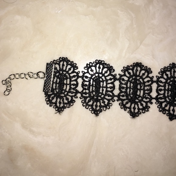 Lace Choker - Picture 2 of 3