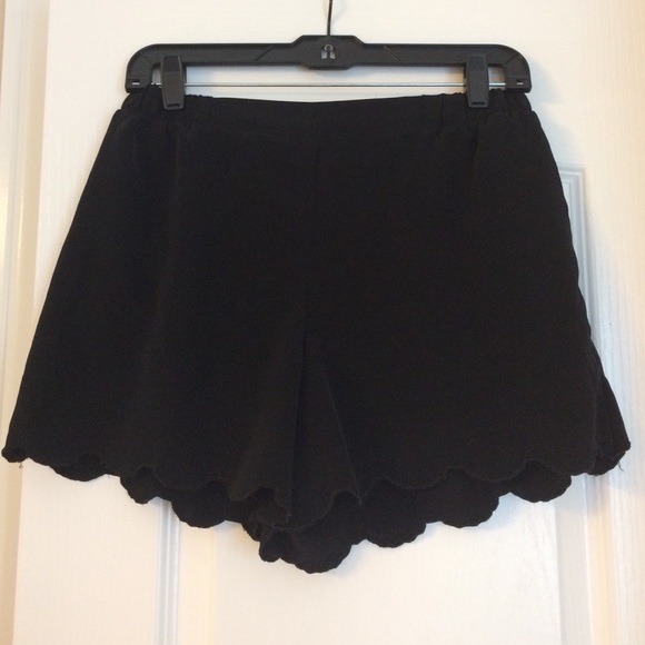 Scalloped black shorts