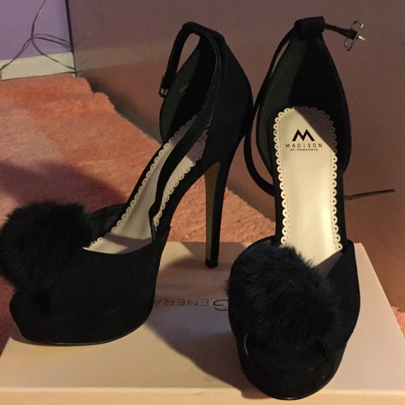 Black puff ball pumps