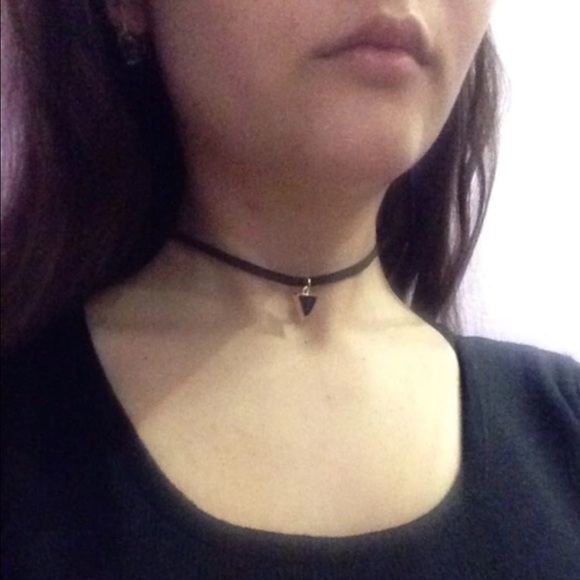 Short Black Velvet Choker With Triangle FauxStone - Picture 2 of 4