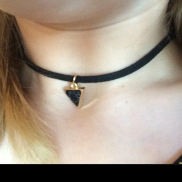 Short Black Velvet Choker With Triangle FauxStone - Picture 3 of 4