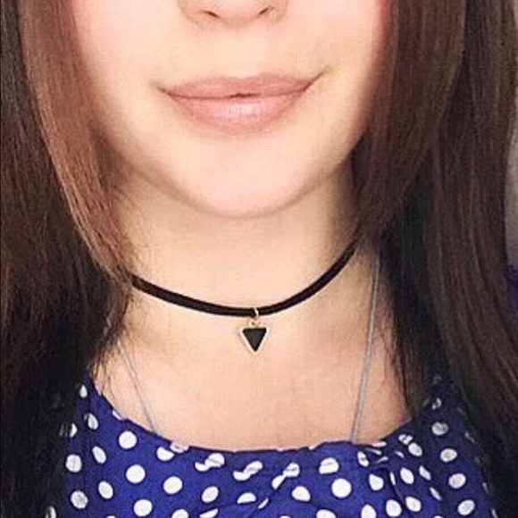 Short Black Velvet Choker With Triangle FauxStone - Picture 4 of 4