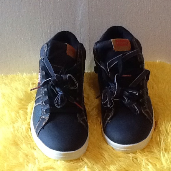 Other - MENS TEXILE UPPER NWOT LEVI'S SNEAKER