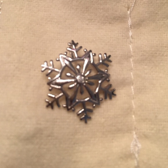 Snowflake Necklace Charm - Picture 1 of 2
