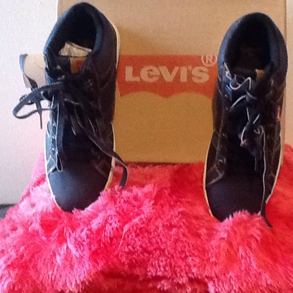 LEVI'S MEN'S TEXTILE UPPER BRAND NWOT SNEAKERS - Picture 2 of 4